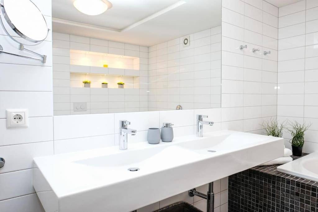 וילנה #Stayhere - Spacious Luxury Town Hall 3Bdr Apartment מראה חיצוני תמונה