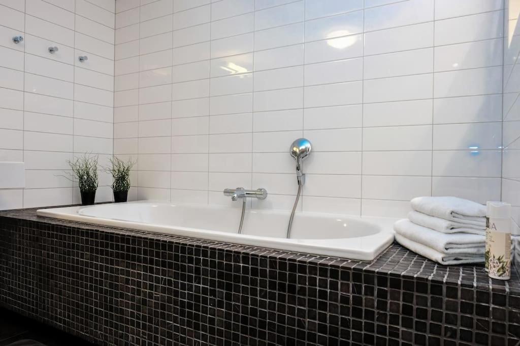 וילנה #Stayhere - Spacious Luxury Town Hall 3Bdr Apartment מראה חיצוני תמונה
