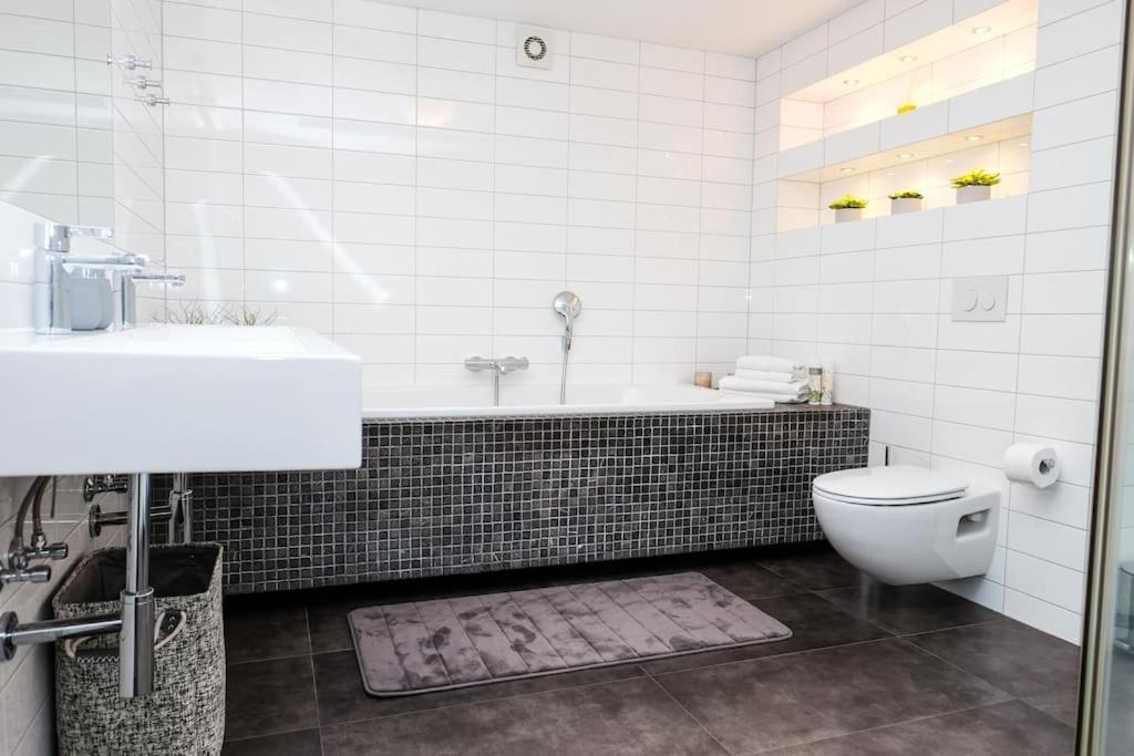 וילנה #Stayhere - Spacious Luxury Town Hall 3Bdr Apartment מראה חיצוני תמונה